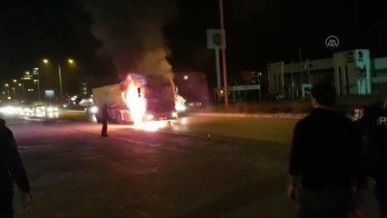 Seyir halindeki çekicide çıkan yangın hasara yol açtı (2)