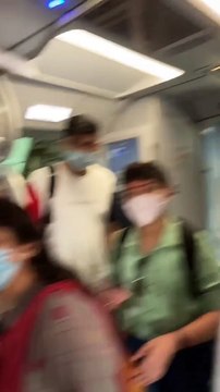 شاهد: فتاة صغيرة تكتشف أن والدها سائق للطائرة ورد فعلها يخطف القلوب