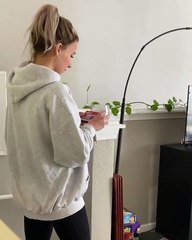 Homem fica parvo com o método "estranho" da esposa para acender uma vela... WTF!