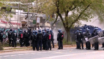 Pfefferspray und Räumpanzer: Gewaltausbruch in Berlin-Mitte