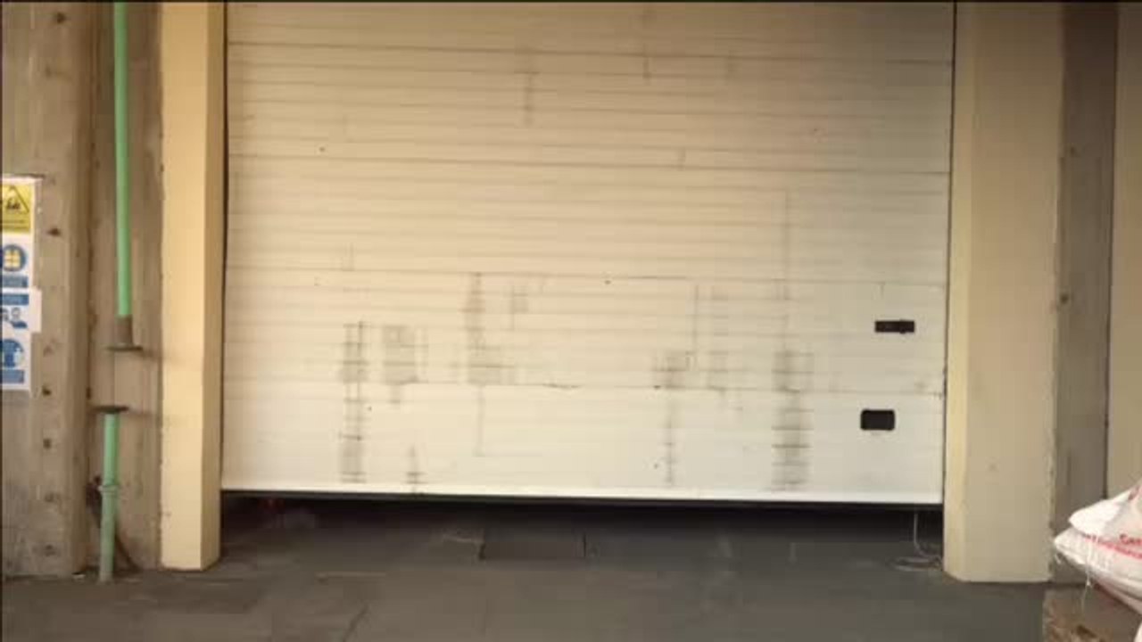 Una gran nave guarda los enseres de las viviendas desalojadas en La Palma
