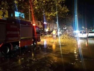 Bursa'da sağanak ve dolu yağışı hayatı felç etti