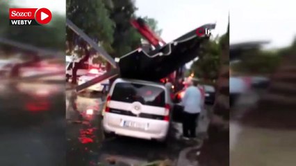 Download Video: İzmir’de sağanak ve fırtına hayatı felç etti: Çatılar uçtu, ağaçlar devrildi