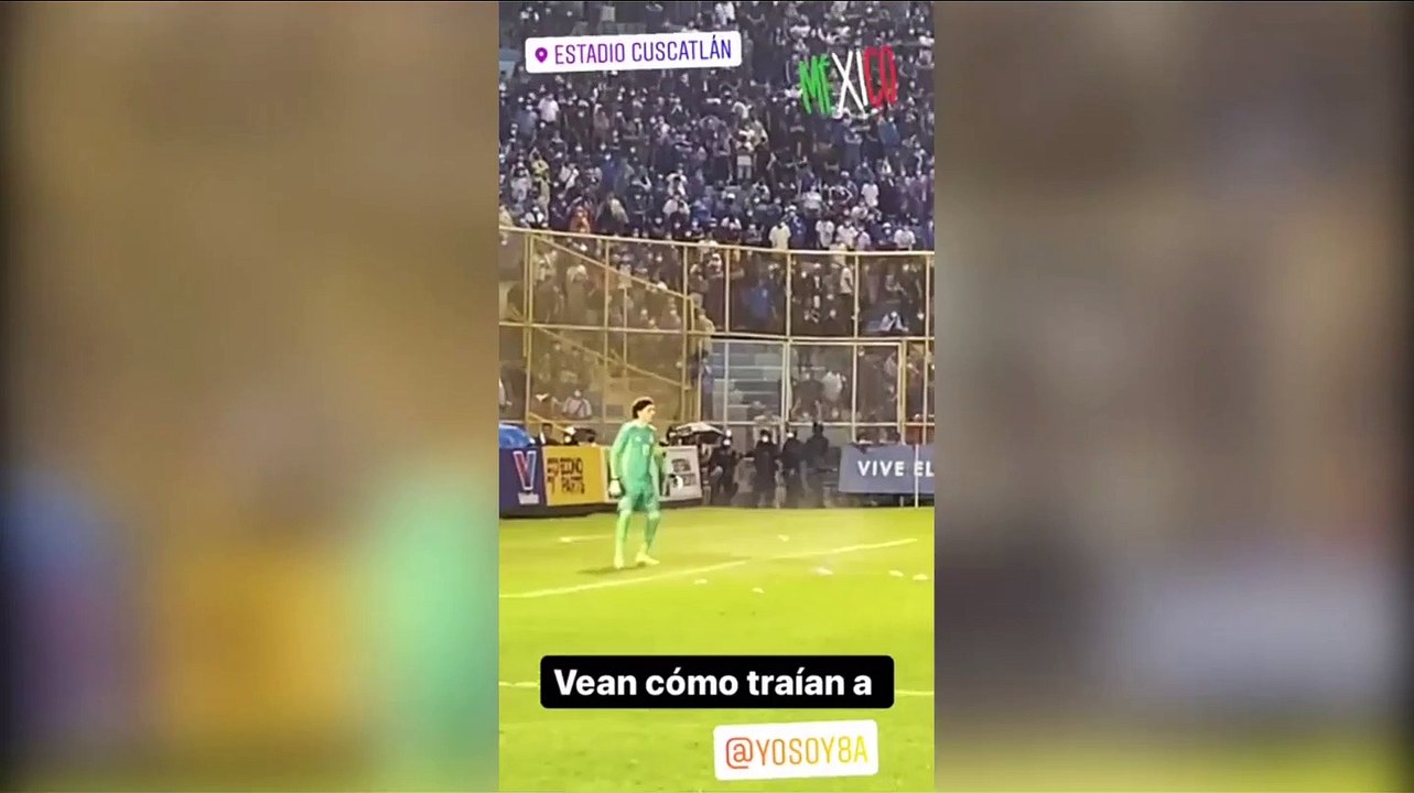 ext-Guillermo Ochoa sufre lanzamiento de objetos en El Salvador-151021