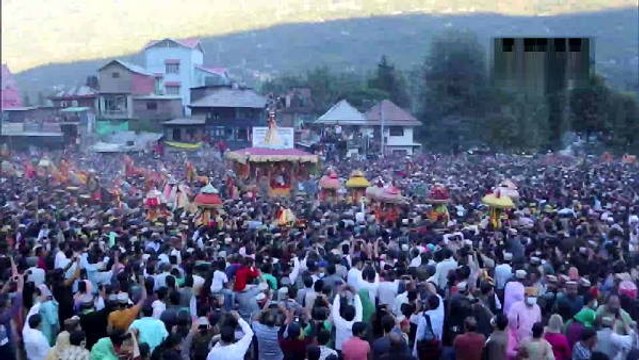 VIDEO: कुल्लू का दशहरा मेला, हजारों श्रद्धालुओं के बीच से यूं निकली भगवान रघुनाथ की भव्य रथ-यात्रा