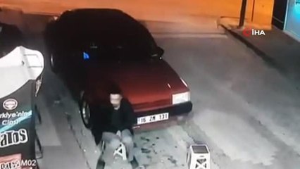 Çatıdan düşen parçadan saniyelerle kurtuldular...O anlar kamerada