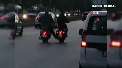 Bursa'da trafikte seyreden iki motosiklet sürücüsünün garip hareketleri kamerada