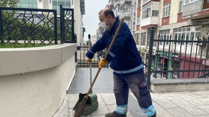 Sokakları süpürürken 500 bin lira buldu