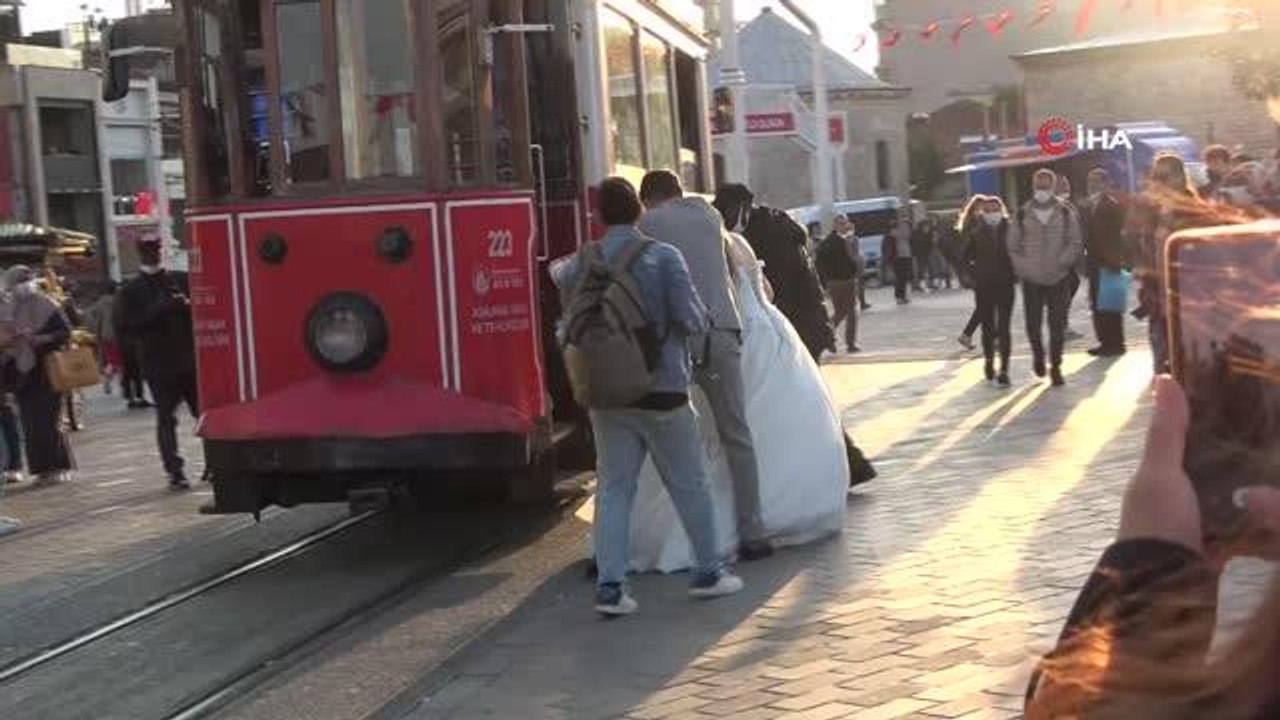 Taksim'de gelinin fotoğraf çekiminde kaza ucuz atlatıldı