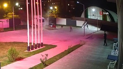 Tır spor salonu bahçesine uçtu, gençler ölümden döndü