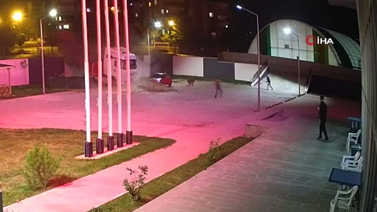 Tır spor salonu bahçesine uçtu, gençler ölümden döndü