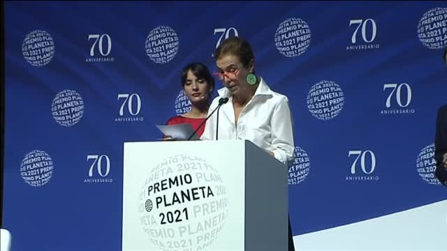 Los reyes entregan el Premio Planeta 2021 a los autores de 'La bestia'