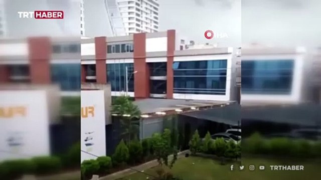 İzmir'de kuvvetli rüzgar ağaçları devirdi çatıları uçurdu