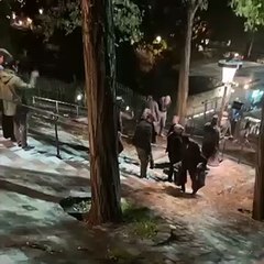 John Wick 4 : Keanu Reeves aide les techniciens à monter du matériel en haut de la butte Montmartre