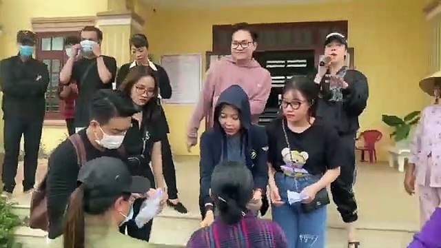 Nhật Kim Anh cùng Đại Nghĩa phát tiền từ thiện miền Trung