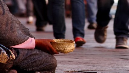 «المتسولة المليونيرة» تمتلك 4 سيارات فارهة ودخلها الشهري بالآلاف