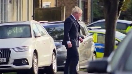 Fiori e cordoglio del mondo politico britannico per il conservatore Amess