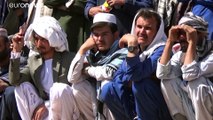 شاهد: عائلات أفغانية شيعية تدفن ضحايا التفجير الانتحاري في قندهار