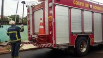 Bombeiros combatem incêndio em dois imóveis em Cascavel
