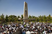 Son dakika gündem: Sudan'da binlerce kişi hükümetin feshi talebiyle Cumhurbaşkanlığı Sarayı önünde toplandı