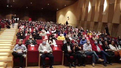 6. Uluslararası Denizli Cam Bienali'nde sanatçılar cam eserleri "giyerek" sergiledi