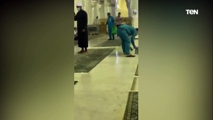 ازالة علامات التباعد الاجتماعي من المسجد الحرام تمهيدا للعمل بالطاقة الاستيعابية بدءا من الاحد