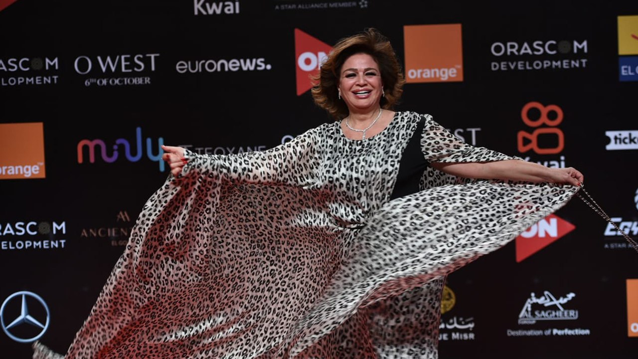 إلهام شاهين مثل الفراشة على الريد كاربت في مهرجان الجونة.. طارت مرتين