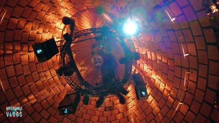 المطر يتساقط في أحد أجنحة إكسبو 2020 دبي بالجناح الهولندي لذا استخدم المظلة 