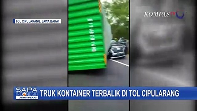 Truk Kontainer Terbalik di Tol Cipularang dan Timpa Mobil Hingga Ringsek
