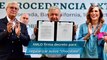 AMLO firma decreto para regularizar autos 