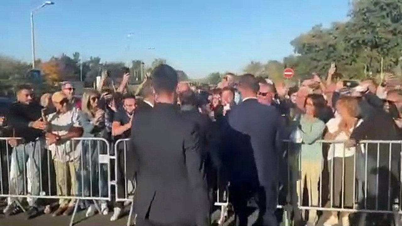 A Béziers, le samedi 16 octobre, Eric zemmour surprend son service de sécurité en enjambant les barrières pour aller à la rencontre du public