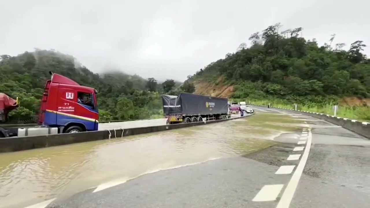 "ฝนถล่ม" จ.ตาก "น้ำท่วม" ดินสไลด์ เร่งกู้ถนนหมายเลข 12 (มีคลิป)