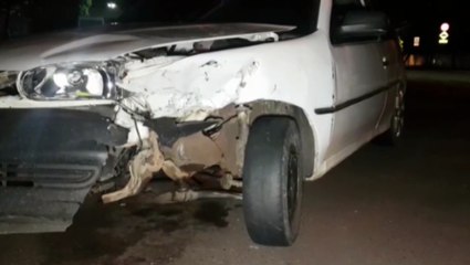 Gol é abandonado em frente a portão de residência após colisão no Coqueiral
