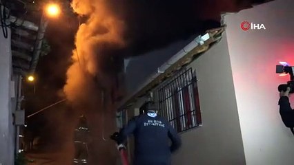 Bursa’da 2 katlı bina alev alev yandı