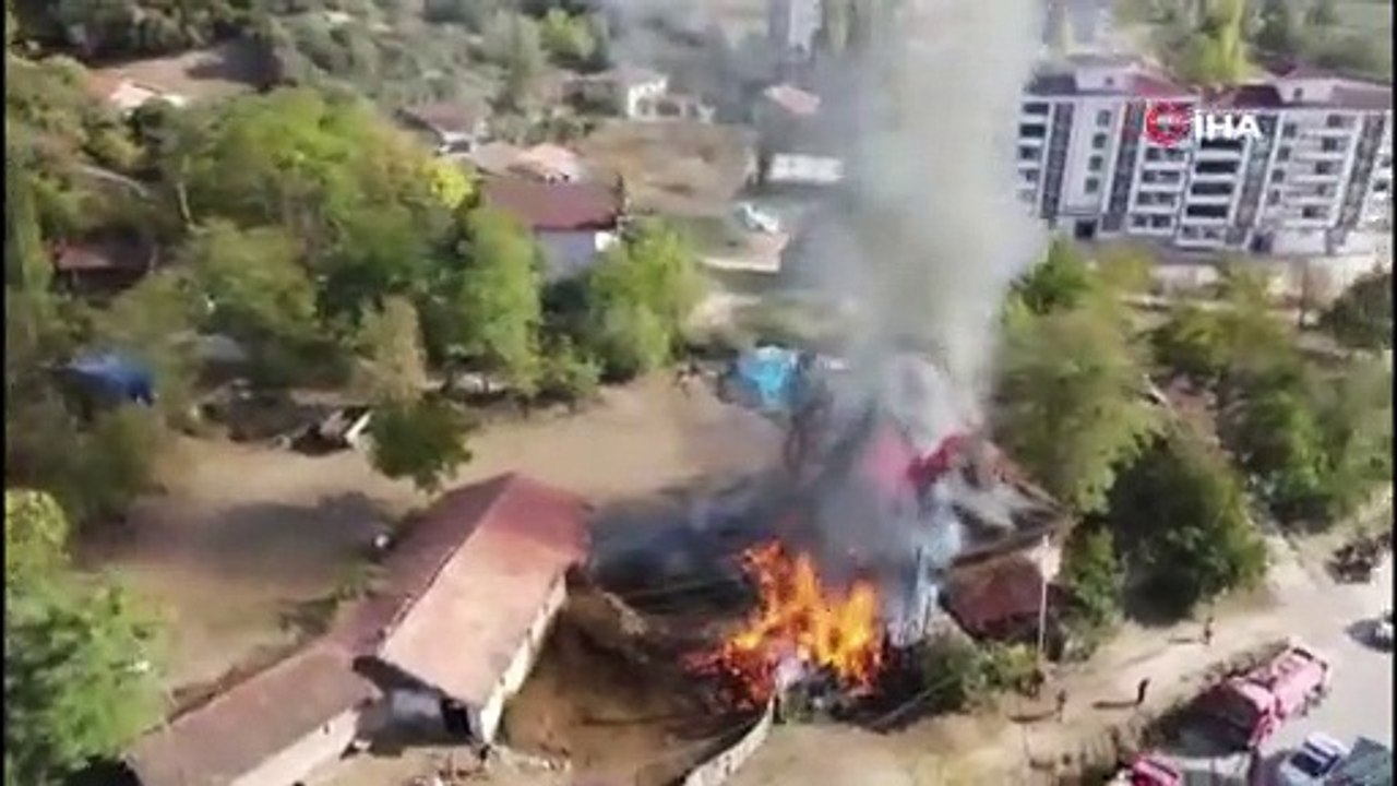 Barakada çıkan yangın iki katlı ahşap eve sıçradı
