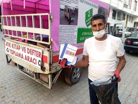 Torununun teşviki ile sokak sokak gezerek atık kitap topluyor