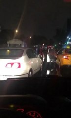 TAKSİCİ, TARTIŞTIĞI SÜRÜCÜNÜN YOLUNU KESTİ; OTOMOBİLİN CAMINI YUMRUKLADI, KÜFÜRLER YAĞDIRDI