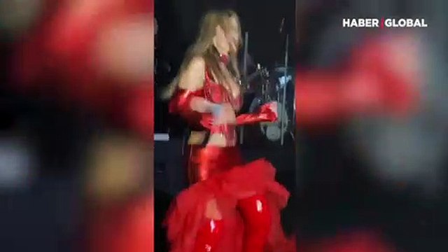 Hande Yener'in Belarus'taki konserinde giydiği kırmızı kıyafet sosyal medyayı salladı