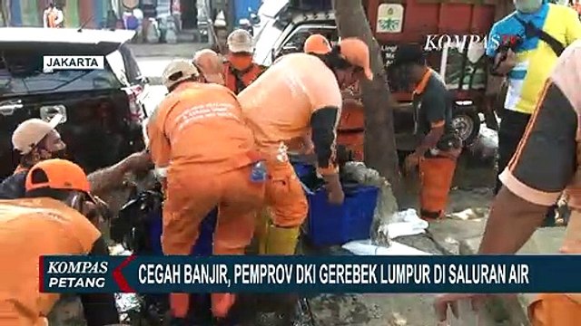 Antisipasi Banjir, Pemprov DKI Keruk Lumpur dan Sampah di Sejumlah Salurah Air