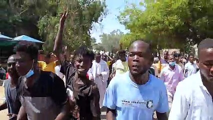 مئات السودانيين يعتصمون لليوم الثاني للمطالبة بسلطة عسكرية