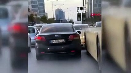 Şerit kavgası; İETT şoförü otomobili tekmeledi