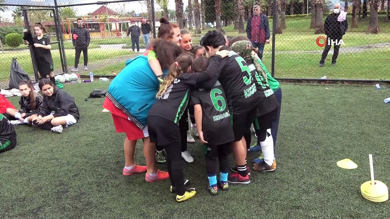 Meşin yuvarlığın peşinde erkeklere taş çıkardılar