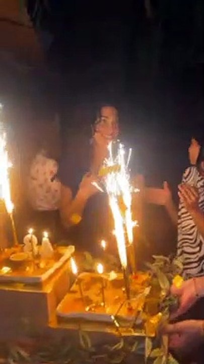 Linda Hardy fête son anniversaire avec le cast de la série "Demain nous appartient". Le 16 octobre 2021.