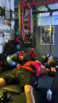 Happy Thursday Everyone ! —Salut la famille, j’espère que vous allez bien ? Voici mon entraînement Épaules, Pectoraux, Triceps de ce jeudi après-midi.‍♀️Bon entraîneme