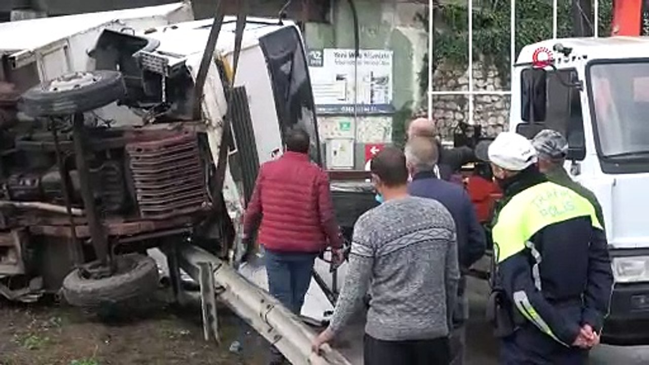 Kontrolden çıkan kamyonet bariyerlerin üzerine devrildi: 2 yaralı