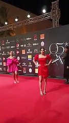 مايان السيد وشقيقة بسنت شوقي على السجادة الحمراء لحضور فيلم ريش