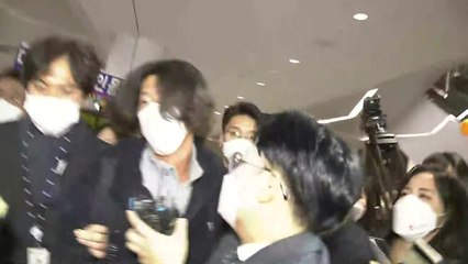 남욱, 입국 직후 검찰에 체포...취재진 질문에는 "죄송하다" / YTN