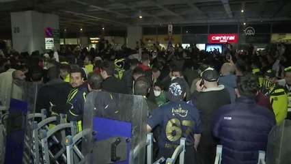 Fenerbahçe Başkanı Ali Koç, karşılamaya gelen taraftarlara hitap etti (2)