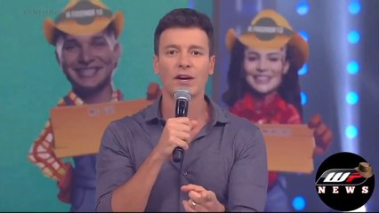 Victor Pecoraro no Hora do Faro distribuindo plaquinhas no quadro Falando na Cara