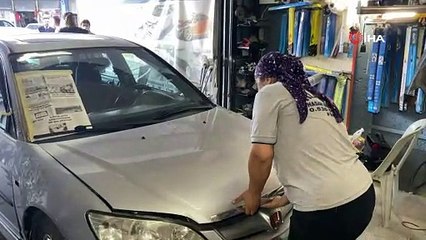 İşçi bulamayan kaportacı kocasına çırak oldu